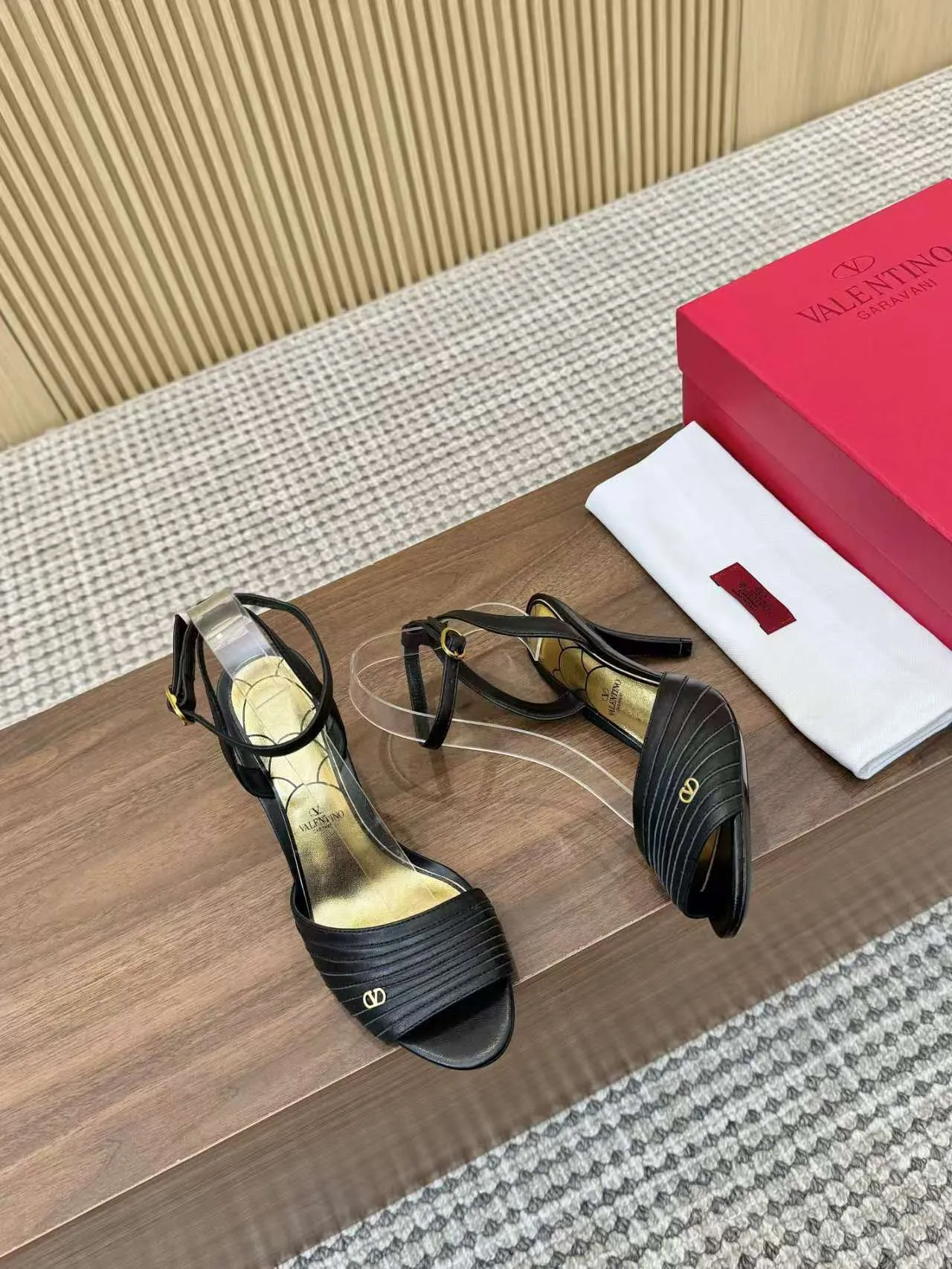 👟👟Ex-factory price 440👟👟 Genuine leather sole +40 Top version 𝑉𝐴𝐿𝐸𝑁𝑇𝐼𝑁𝑂 Valentino new spring and summer women's sandals worth buying ★Absolutely high-grade ❥Original method Absolute sensibility ❥Elegant style Create a different feeling Simple temperament style!  Code number: 35-41 (34-42 customized) Fabric: Imported sheepskin Lining: Lined sheepskin Heel height: 8 cm Leather outsole Rubber outsole